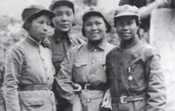 1937年，一位女战士逃难，被一个好心的大娘收留，她把银元都给了大娘，然而，大娘