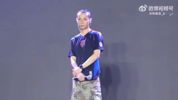布瑞吉祖师爷来了新说唱2025布瑞吉连彩排都细节控，狠劲也藏不住。舞台上的他，有