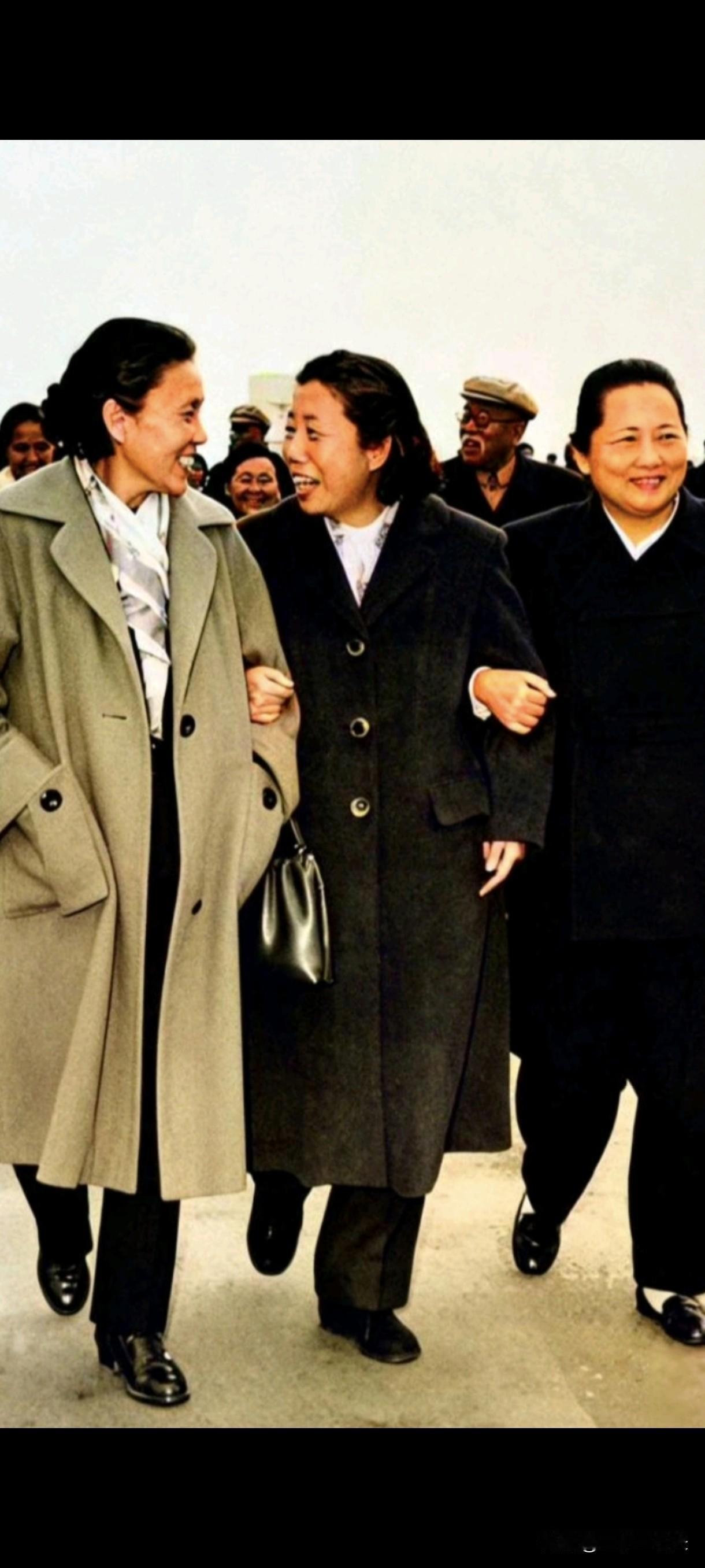 《巾帼先锋，共拓山河。》
    [微风][微风][微风][送自己一朵花][微风