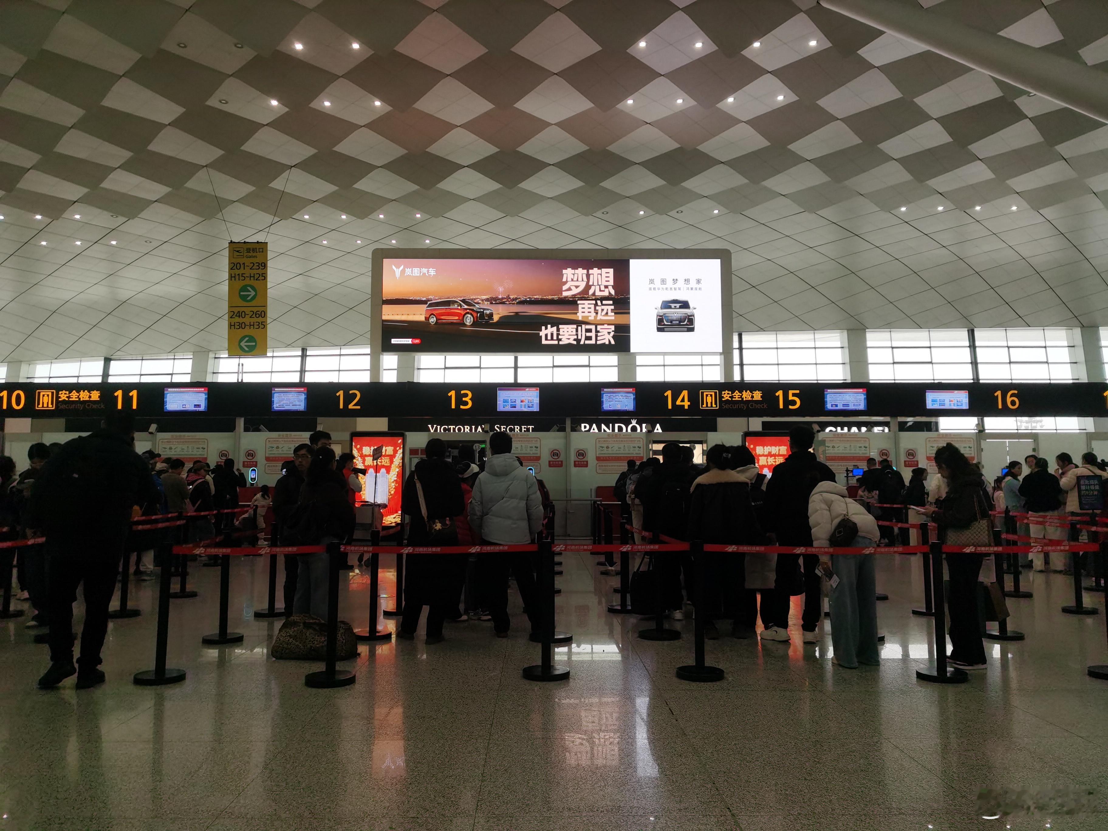 过年回家，看看爸妈。脚踏进机场的那一刻，家就在眼前了。家是什么？是热气腾腾的饺子