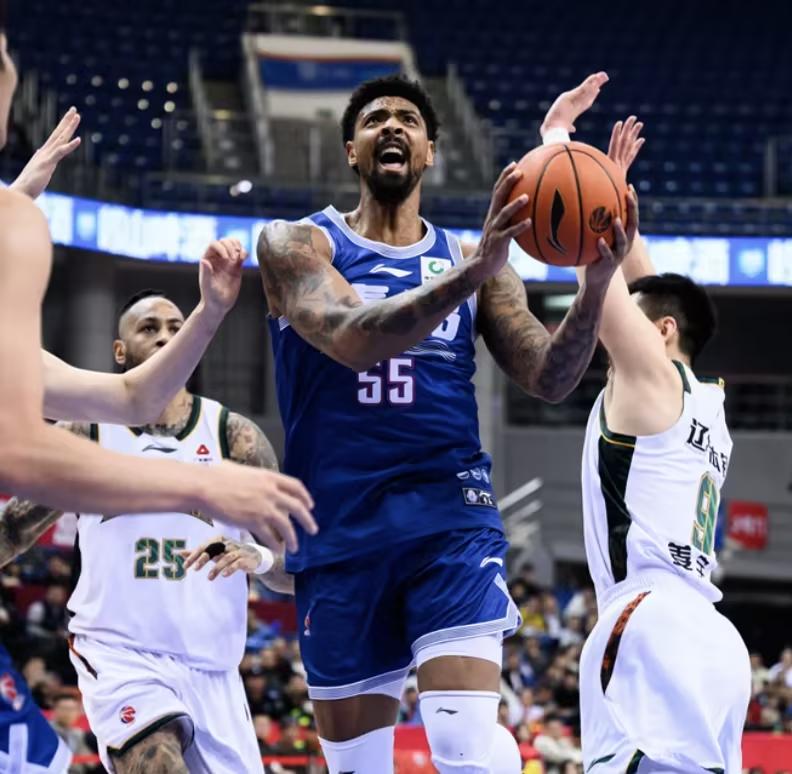 双加时绝杀！青岛险胜辽宁，米奇30+22统治内线

北京时间4月10日，CBA常