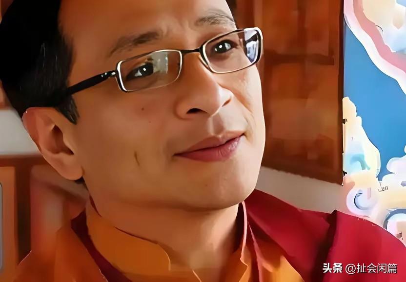 知道为什么阿雅喜欢他了吧，确实长得挺帅的。而且非常儒雅，说起人生哲理来滔滔不绝，