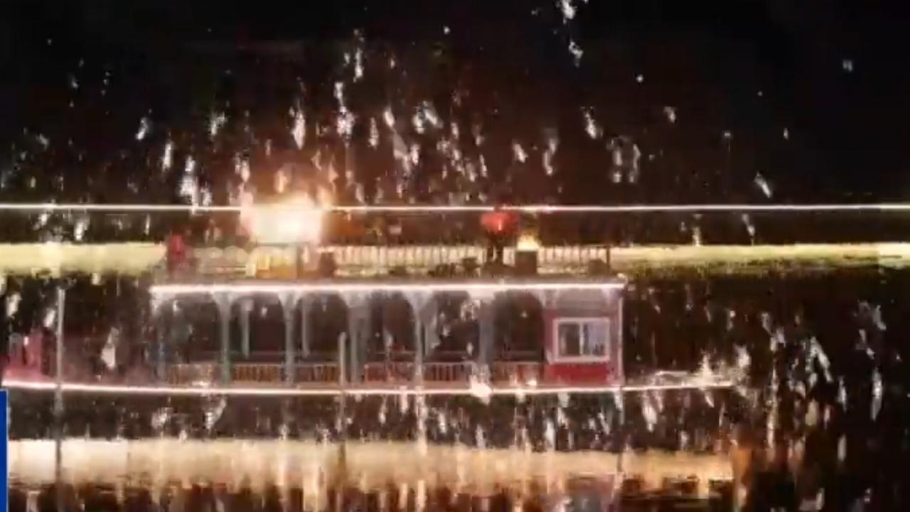 元日启佳岁，各地迎新活动将科技与民俗相融，勾勒出别样的新年景致。夜空中，烟火如星