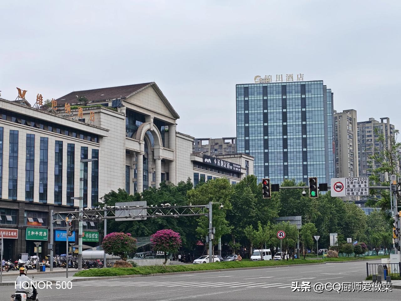 城市街拍的快乐，是偶然闯入镜头的鸽子、是梧桐叶隙漏下的光斑、是咖啡杯沿升腾的热气