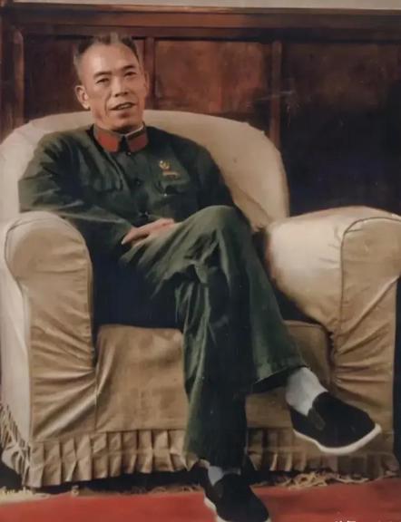 1985年，“万岁军”军长梁兴初离奇猝逝，众多将军悲愤不已，坚持要验尸，夫人却含