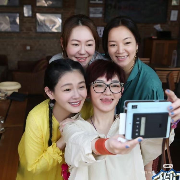 在我们是真正的朋友节目有大小s 在里面的，小的电话里教育女儿买潮牌太贵了，要节约