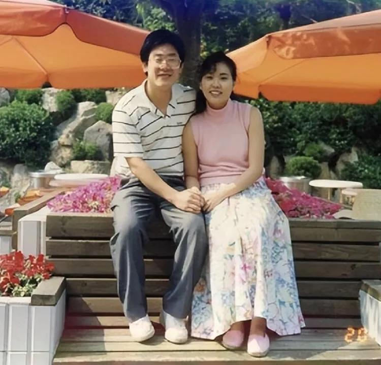 年轻时的金惠景看起来是位不事张扬的女子。
她比出身贫困的李在明小两岁，家里条件很