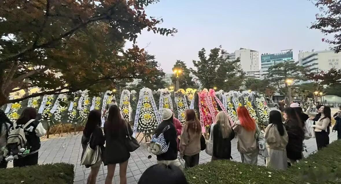 #RIIZE粉丝给SM送花圈#笑晕了第一次见这么多 sm应得的 ​​​