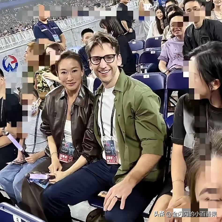 谢霆锋也有这样温柔、踏实的家人 ，谢婷婷这次真的太圈粉了：
带着老公、带着女儿，