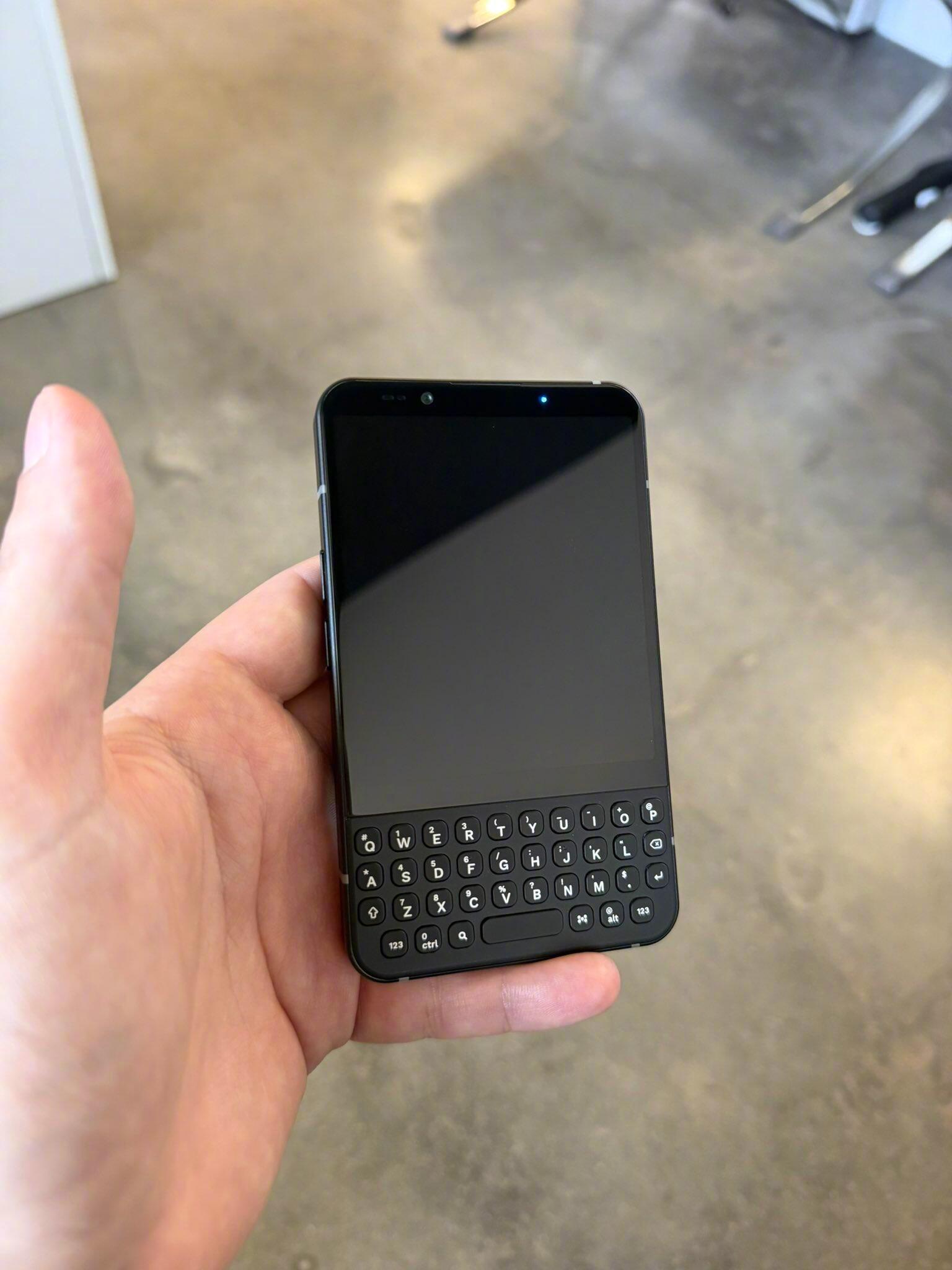 这年头还有全键盘手机？Minimal Phone 2曝光了，真没想到2026年还