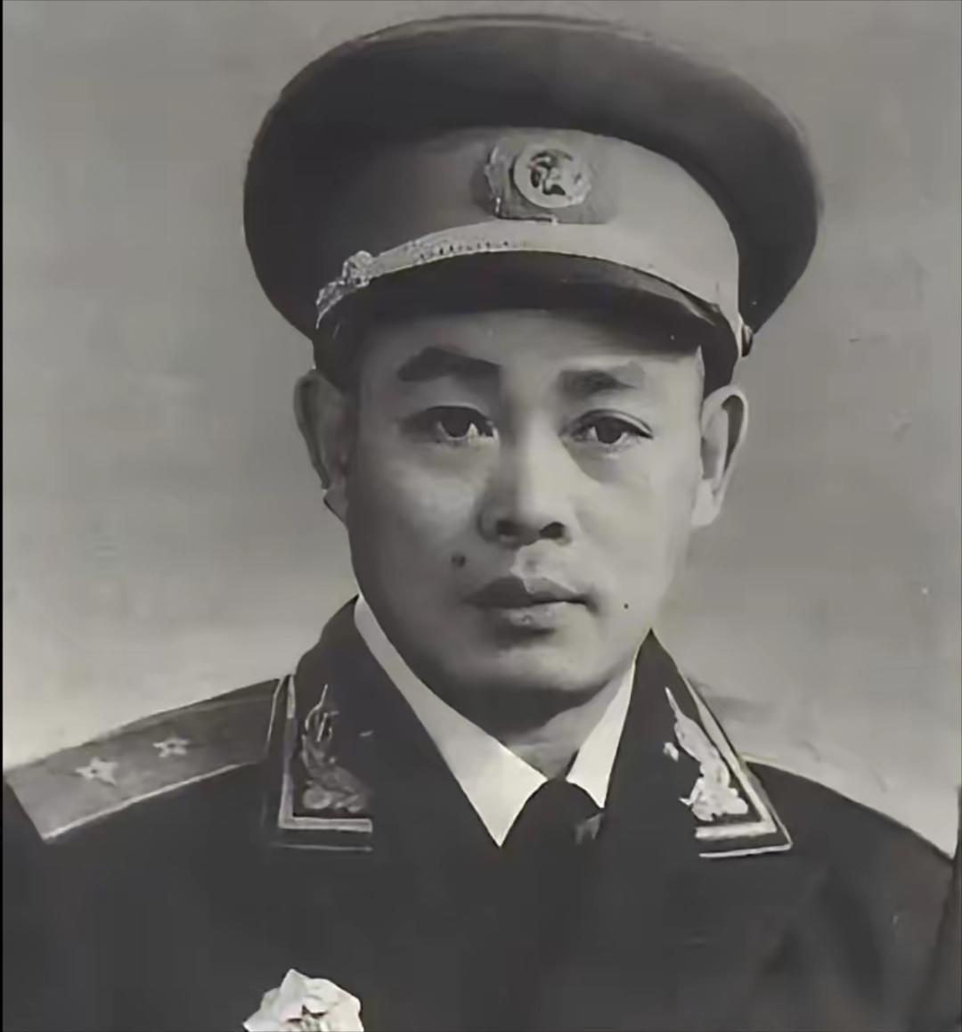 1949年，45军副军长张天云去看戏时，偶然遇到了一位挑夫，越看越眼熟，而挑夫也