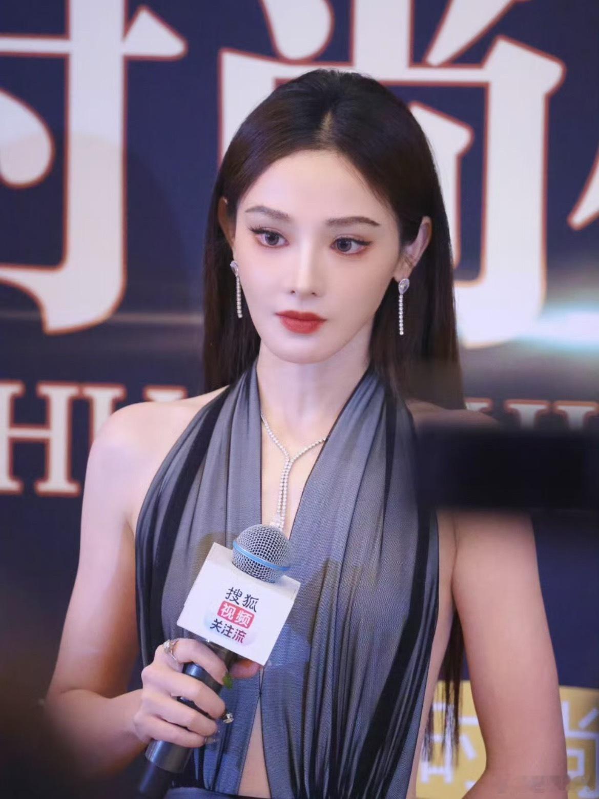 彭小苒 谁制造焦虑就把它踹飞中翻中一下：谁制造焦虑就把它踹飞＝爱你老己大嘎万事发