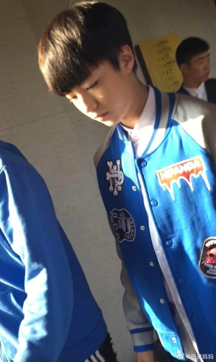 王俊凯小时候太诡异了早期王俊凯完全是少年感的神，路上遇到这种帅哥根本走不动道的 