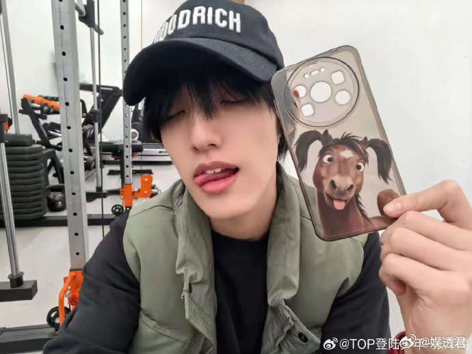 张泽禹的手机壳 张泽禹的手机壳真的长在笑点上，又抽象又无厘头，和他本人的性格完美