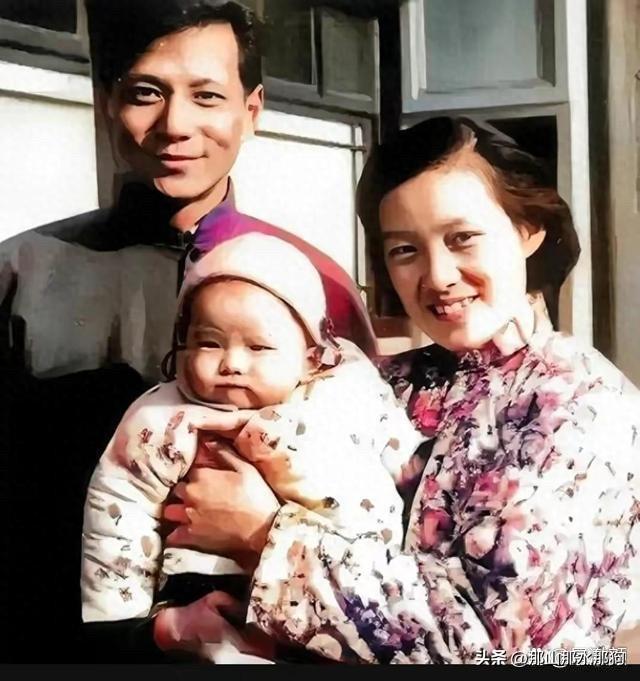 洪晃小时候觉得母亲章含之爱“臭美”，父亲洪彦君也总是依然把自己弄成风度翩翩的上海