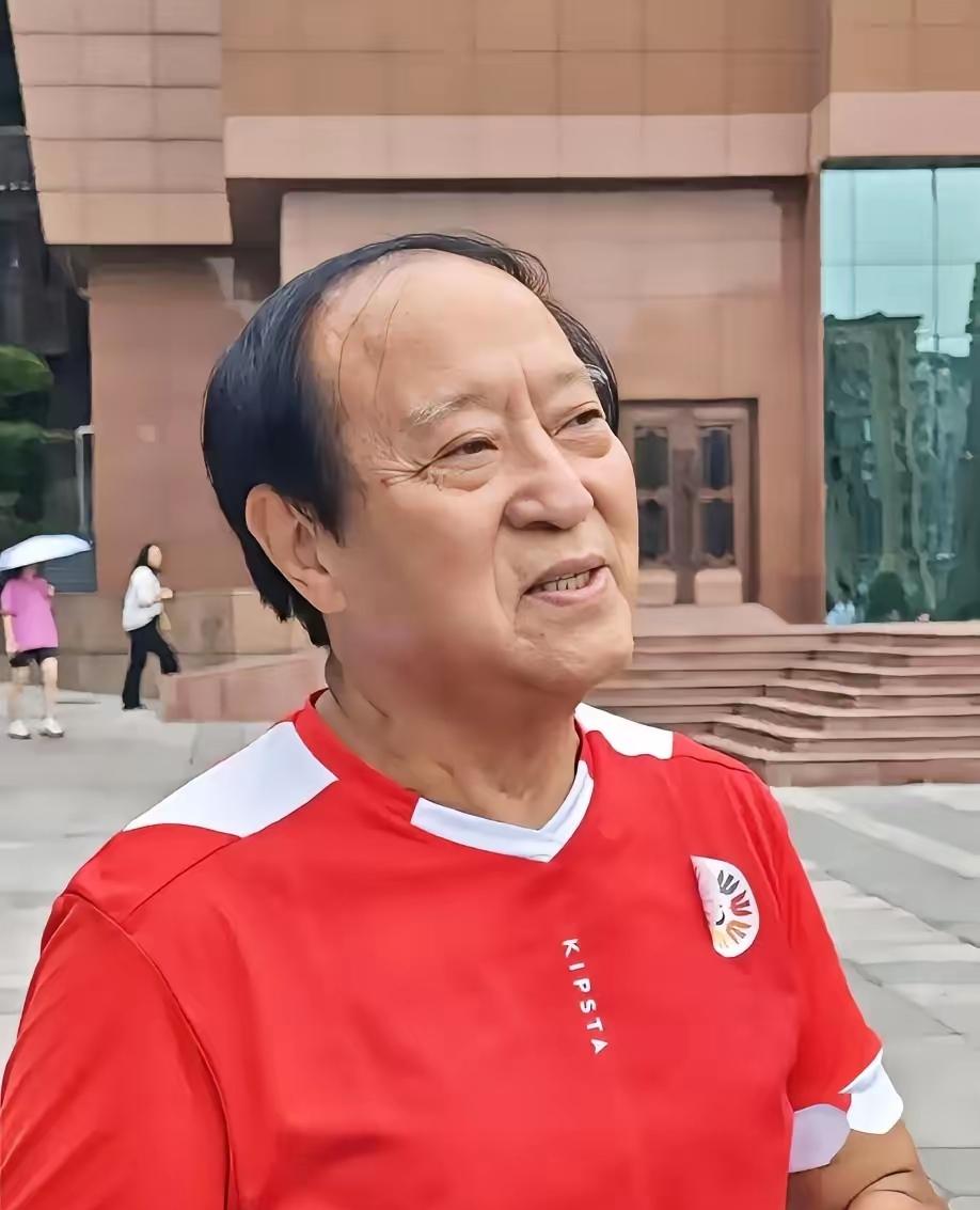 牛群，月工资五六千块，住无电梯的老楼，买特价的蔬菜，他却每月雷打不动的发钱给
​