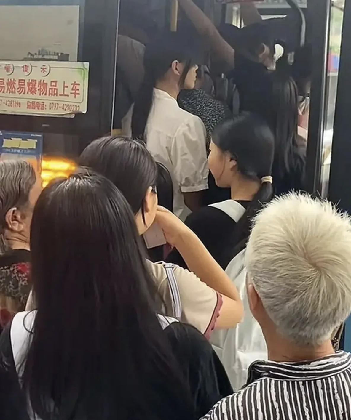 78岁大爷插队上车，被后排乘客一屁股顶倒，摔伤头4个月后不幸离世。肇事乘客赔了5