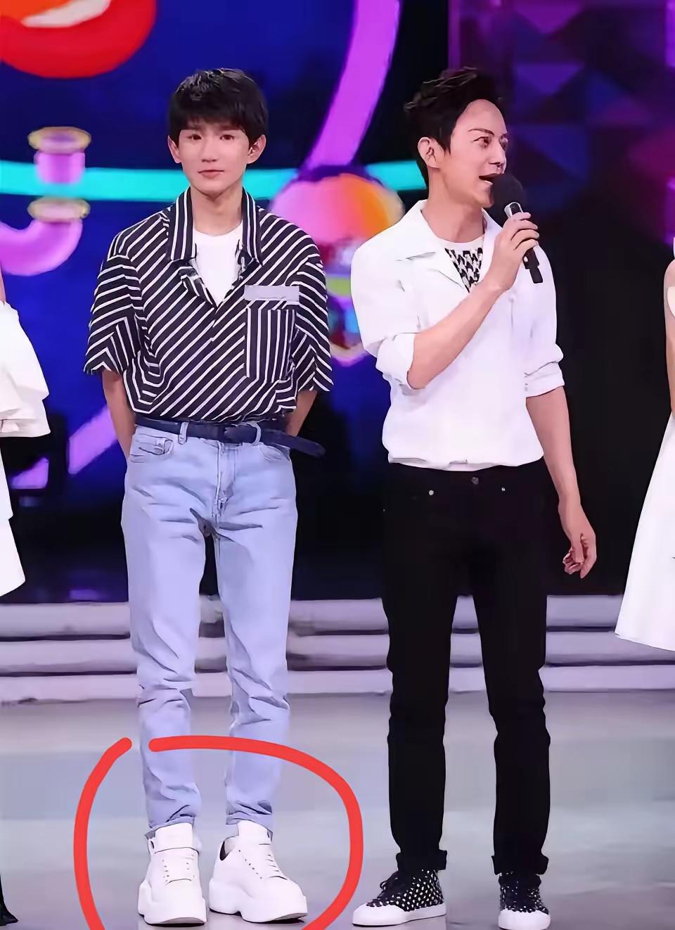 王源就亏在身高上了，穿这么高的鞋还没有何炅高，本来何炅就不高。