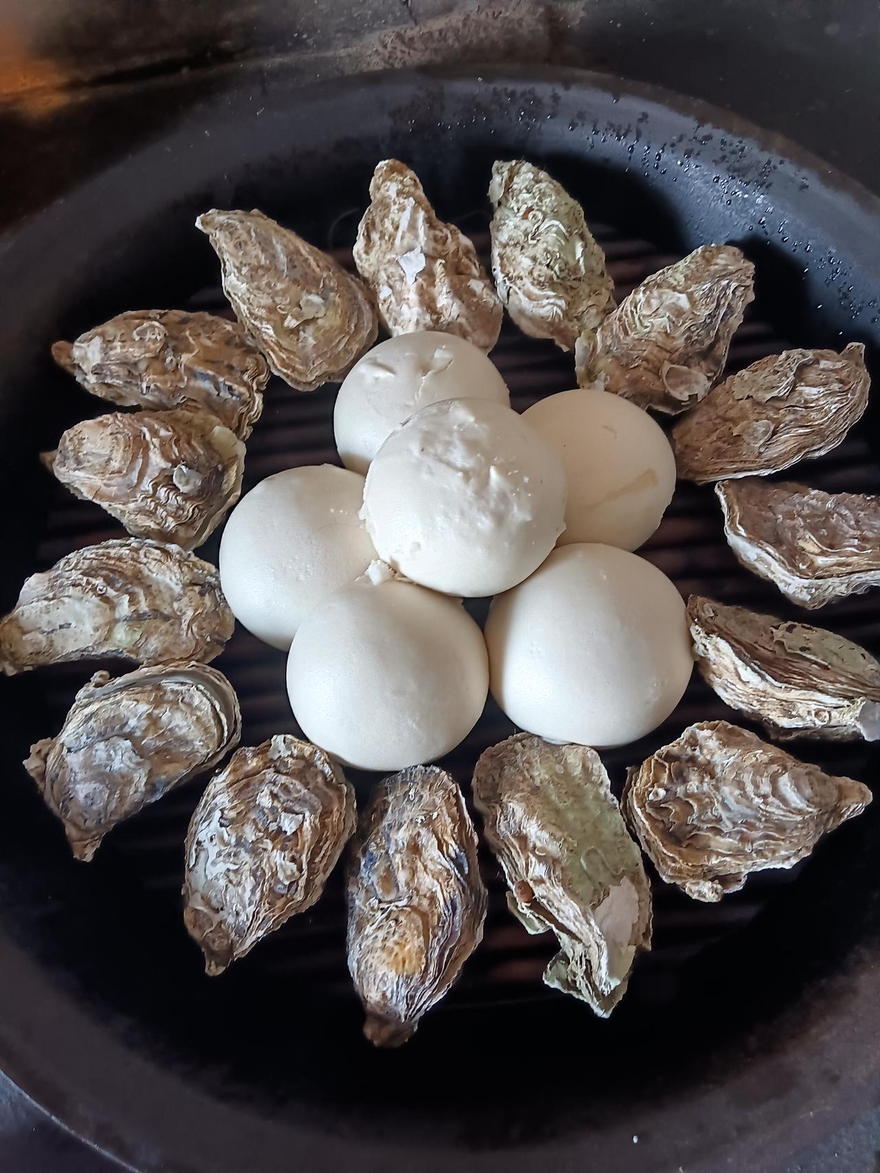 生蚝配馒头、金蝉、炸小鱼，这一桌谁不爱。
 
一锅蒸生蚝围着大白馒头，一盘香酥金