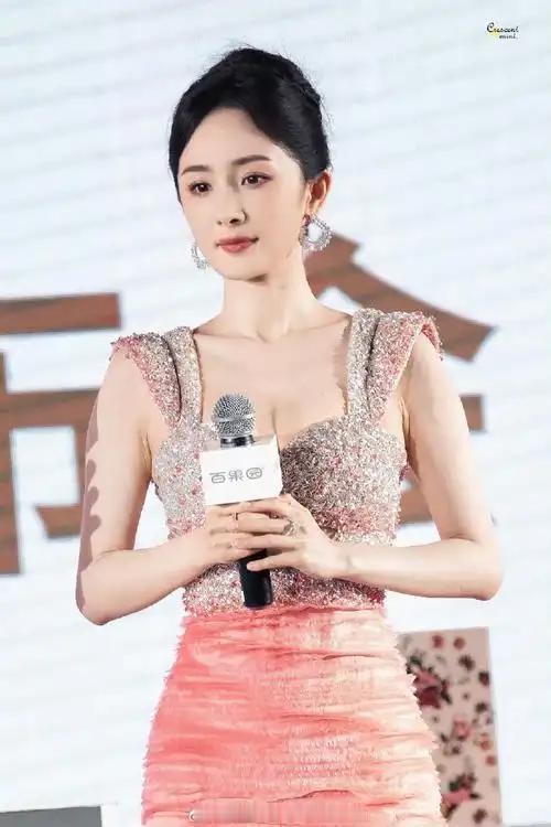 2026年1月22日，杨幂以Prada全球代言人身份惊艳亮相上海IFC商场的“赤