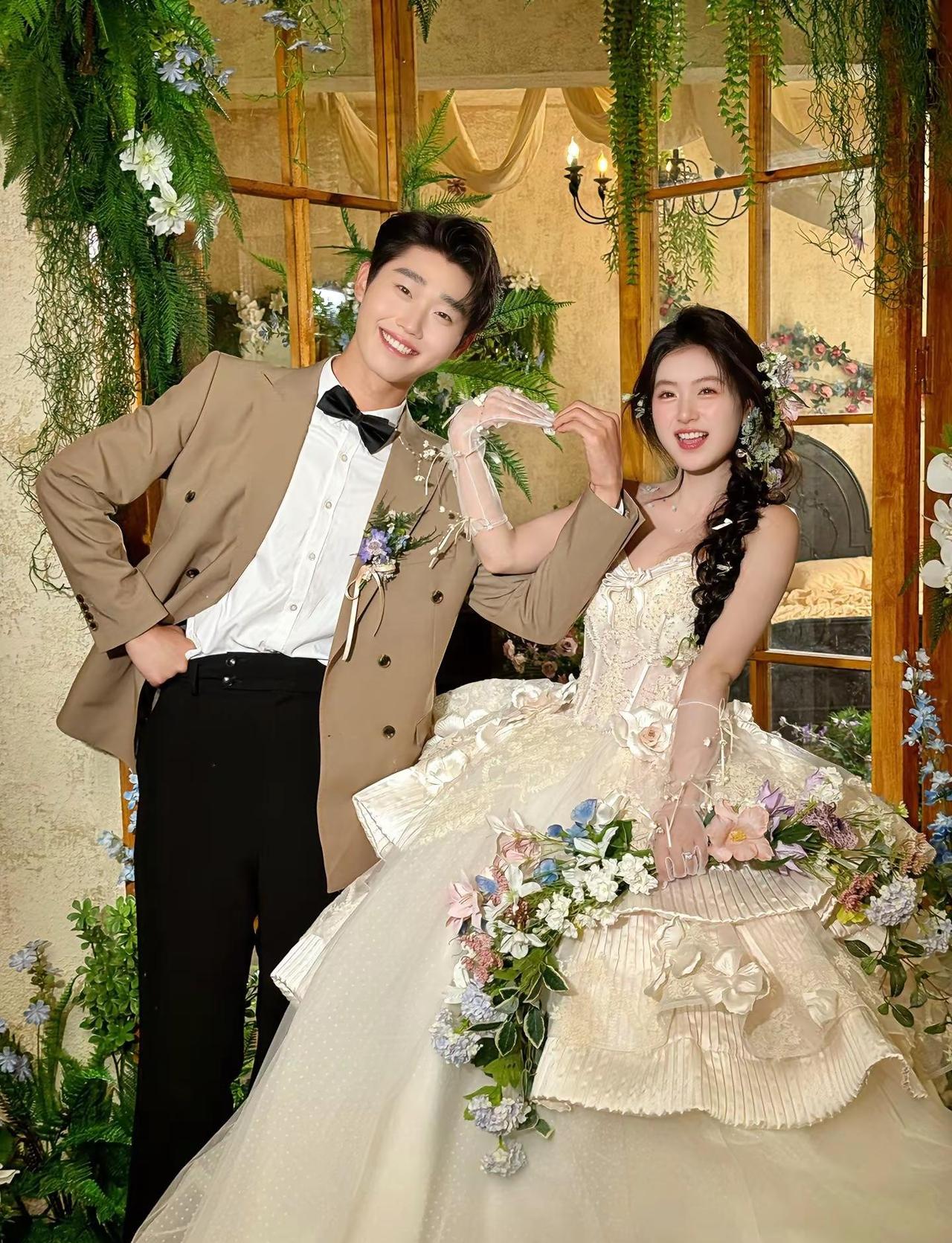 只要和你靠在一起就会很甜蜜。恋爱到婚纱 拍婚纱照是在预演幸福 拍婚纱照姿势