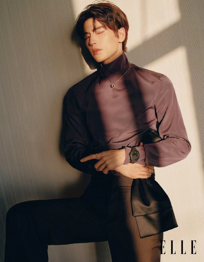 摄影是张凌赫的新爱好张凌赫ELLE大片张凌赫ELLE大片，摄影是张凌赫的新爱好，