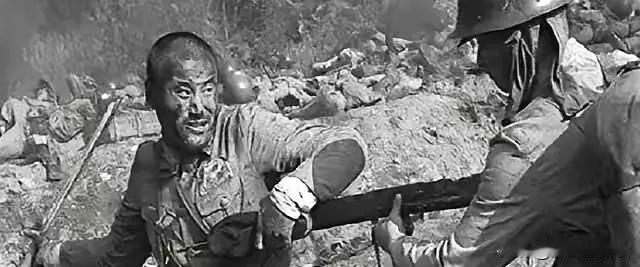 1939年，八路军战士在刺死七个鬼子后，精疲力尽！突然，一个高大的日军朝他冲来，