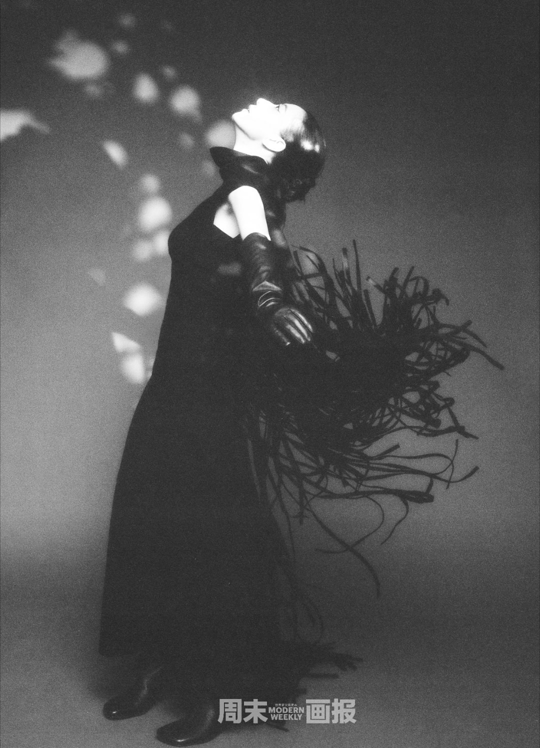 高圆圆拍杂志脚麻也要保持优雅谁懂高圆圆这组周末画报大片！脚麻也要硬撑住优雅，红黑