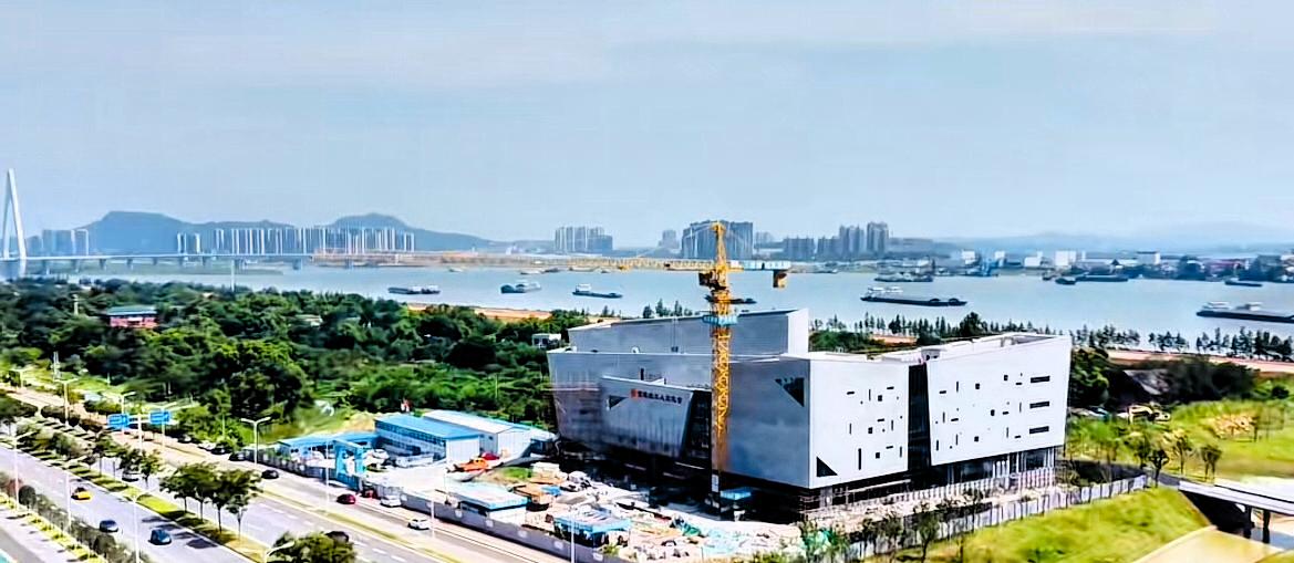 关于长沙主城区高楼的发展，很多说受岳麓山历史原因，长沙河东不能建太多的高层，不过