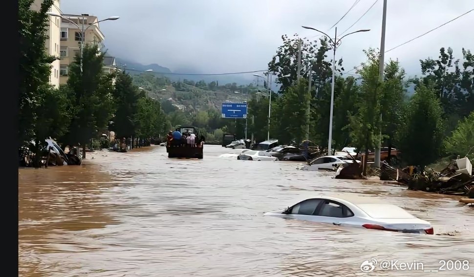 这是我一个密云朋友家里受灾的现场，这次北京大暴雨，家里院子被水倒灌进来，水已经超