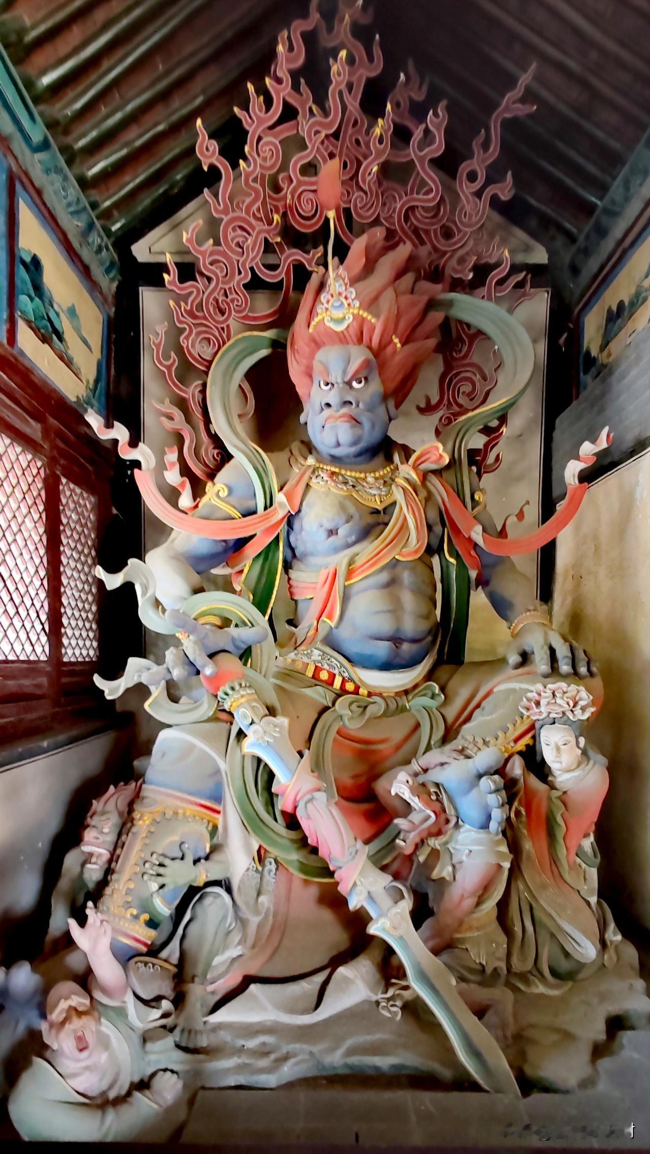 华严寺山门哼哈二将，很多人只敢匆匆一眼
 
逛大同华严寺，大多直奔里面辽代彩塑，