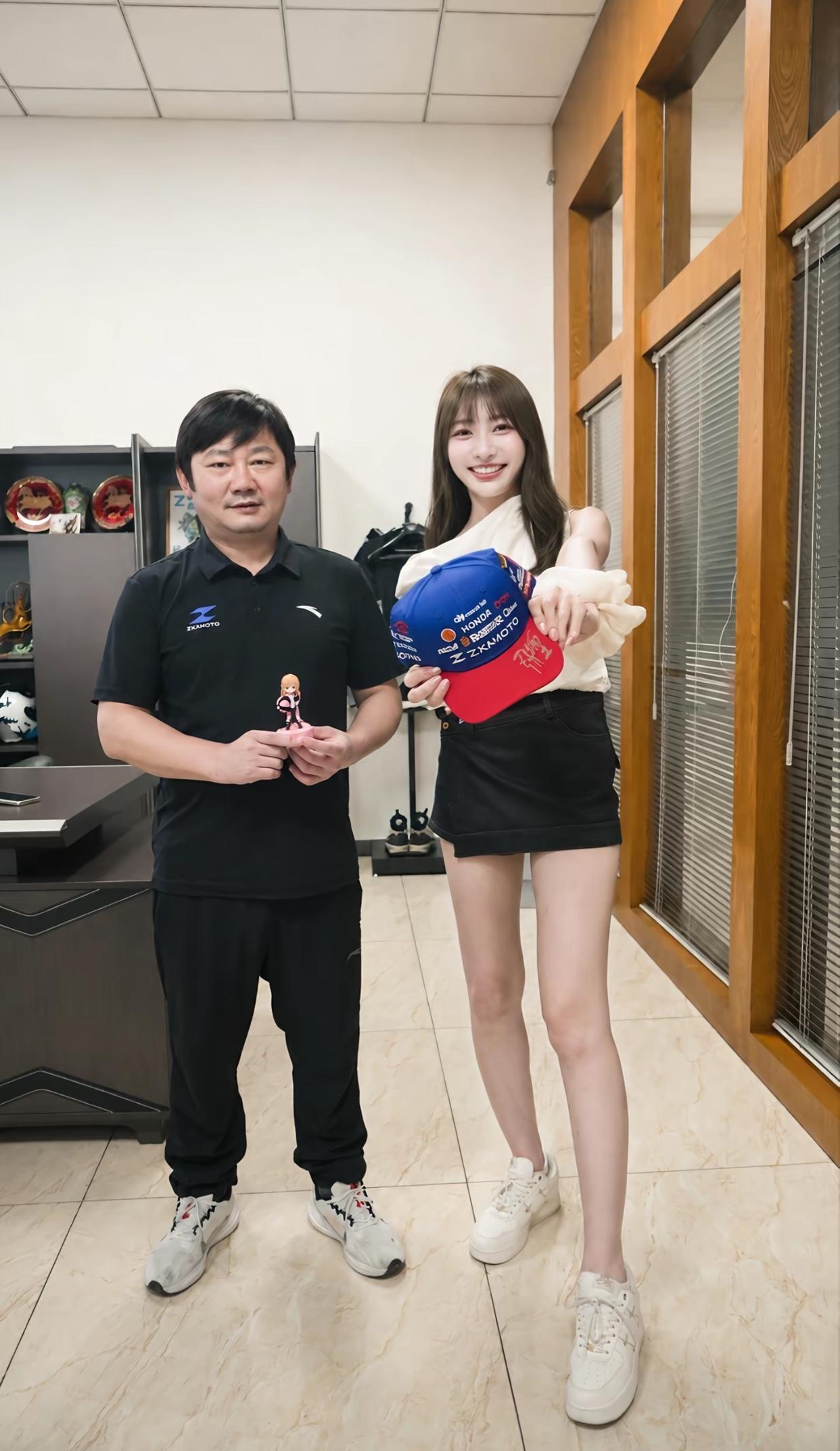 美女机车手米亚完成“追星”梦，但她追的不是明星，而是张雪。8月5日，米雪不远千里