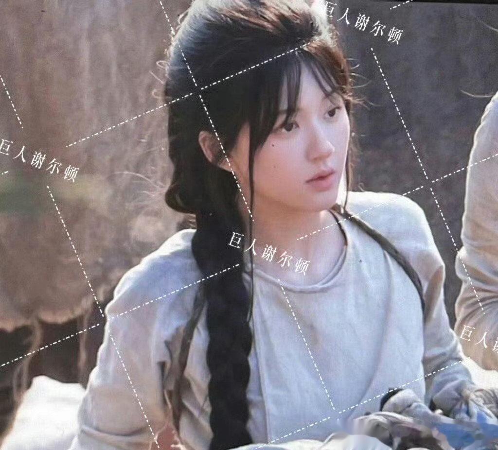 #赵露思脏脏包妆造#光着脚丫子也得干活！ ​​​