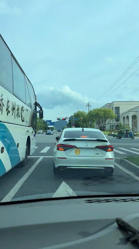 这一眼就能看出是新手司机上路吧？