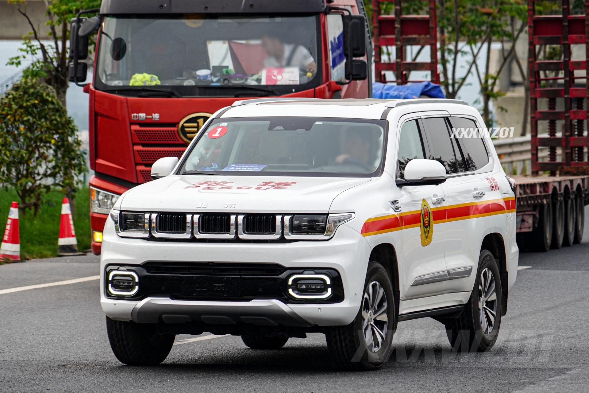 两款森林消防 北汽越野车。同属于福建森林消防总队的北京汽车BJ60和BJ80，你更中意哪一款？