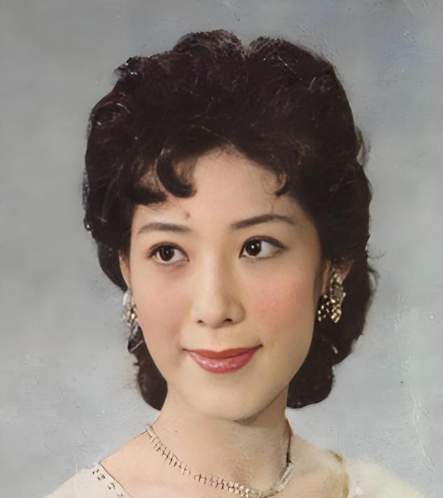 1990年的一天晚上，经历了丈夫无数次殴打后，著名歌唱家 关牧村 再也忍无可忍，