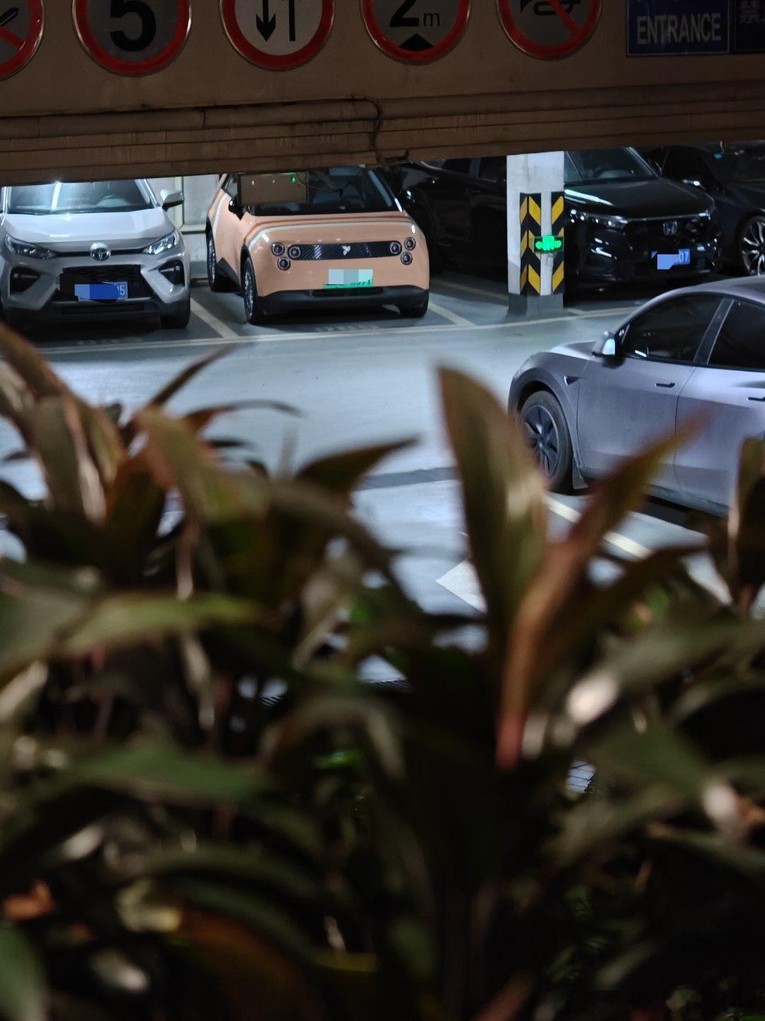 小区里看到了第一台萤火虫，格外显眼蔚来汽车[超话] ​​​