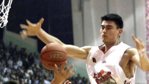 2002年上海男篮夺冠至今，24年间CBA发生了什么？