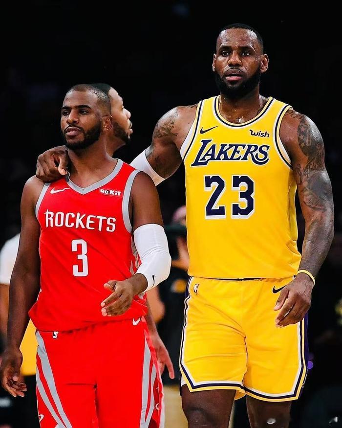 此前保罗被快船裁掉后，詹姆斯还向湖人管理层提议，用220万老将底薪签下保罗，既让