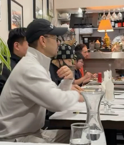 哈哈哈哈哈哈大吃特吃川菜之前好认真看菜单🥹（cr📕路人偶遇王鹤棣