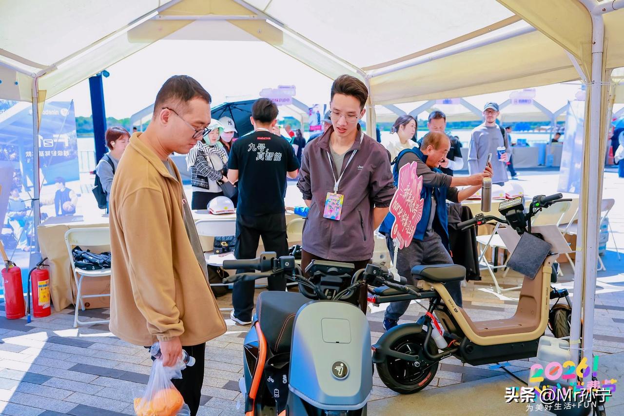 昨天朋友找个路边店修电动车，问师傅价格，对方回一句：“看情况收费”。结账时比预想