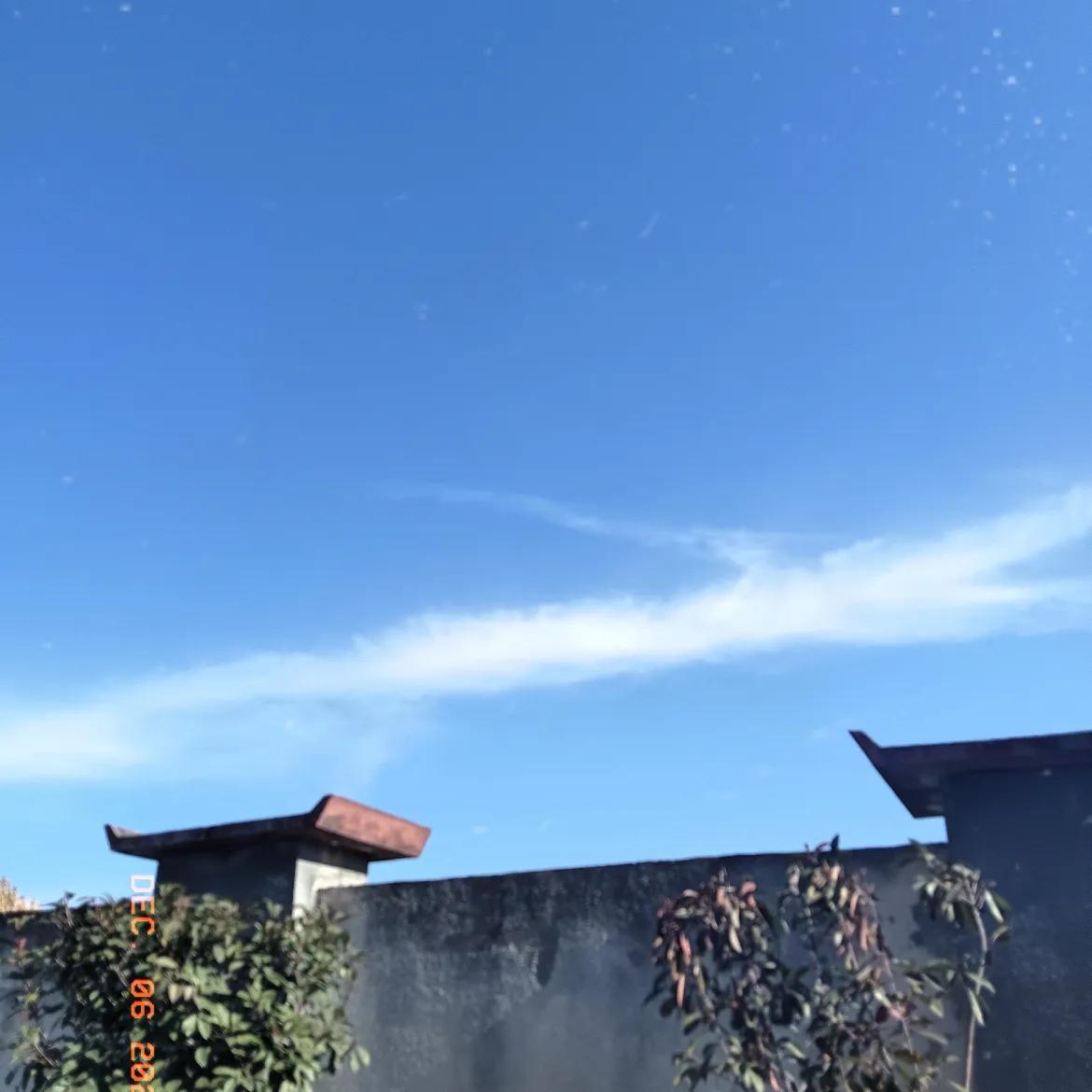今天暖和去市场买菜，路过广场有几个秦腔爱好者在哪里表演节目，唱的有声有色，给空旷