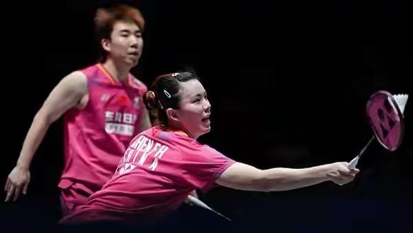 郭新娃/陈芳卉在瑞士公开赛遇上泰国的老少配组合帕克卡波/沙西丽，并被后者淘汰出局
