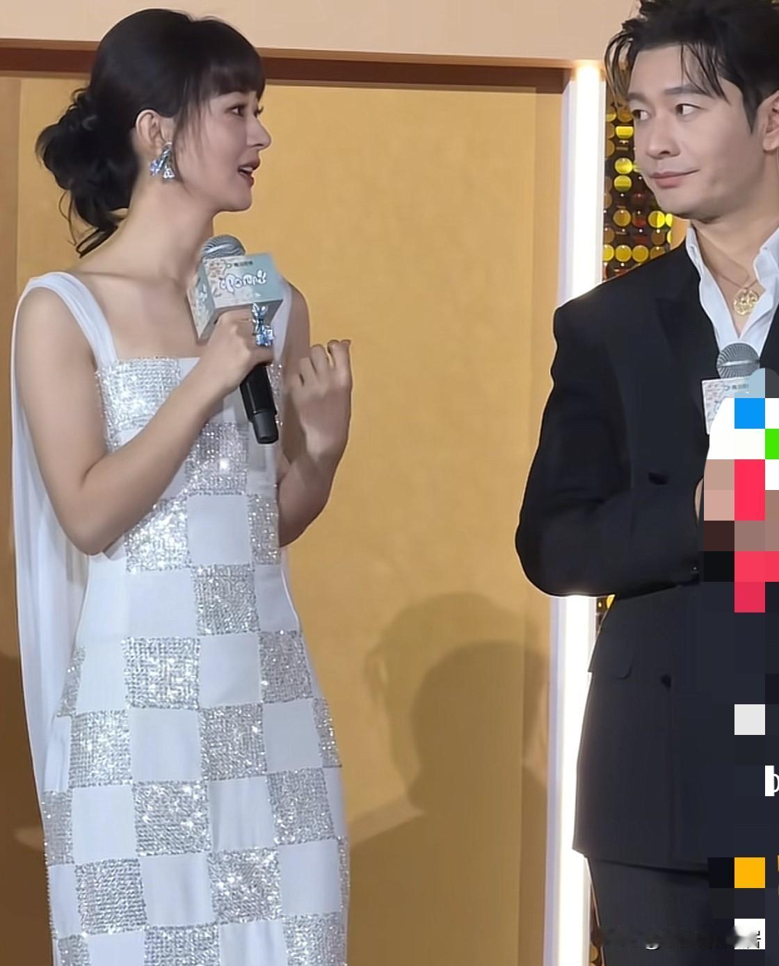 黄晓明这眼神看赵丽颖不对劲啊，最后还说了一句看人家“有文化就是不一样，看人家总结