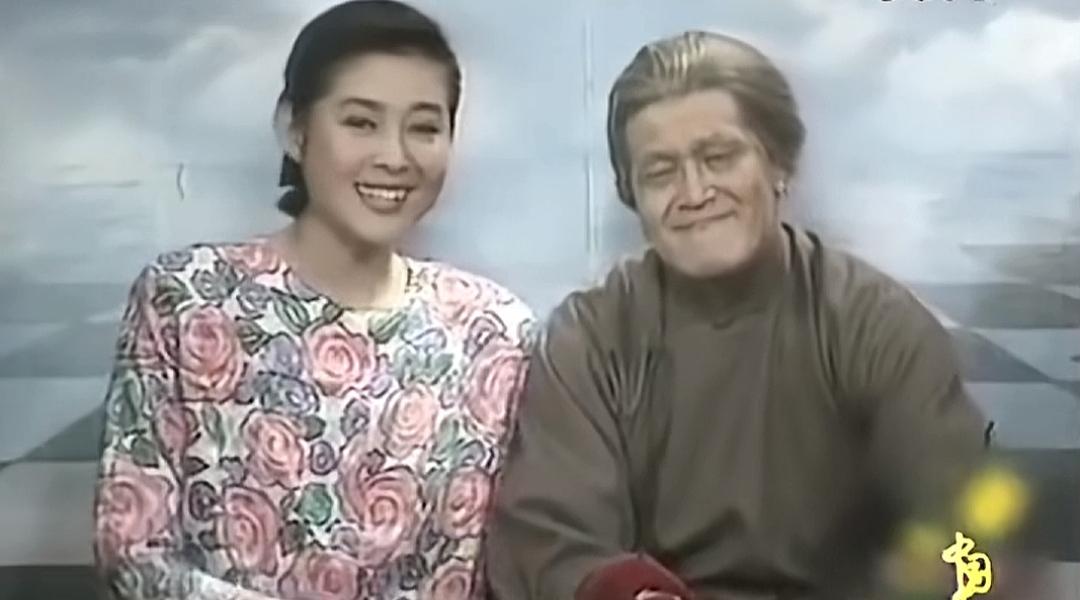 两人坐在一起，背景有点模糊。这应该是90年代，那时候倪萍真的很漂亮，她主持的春晚