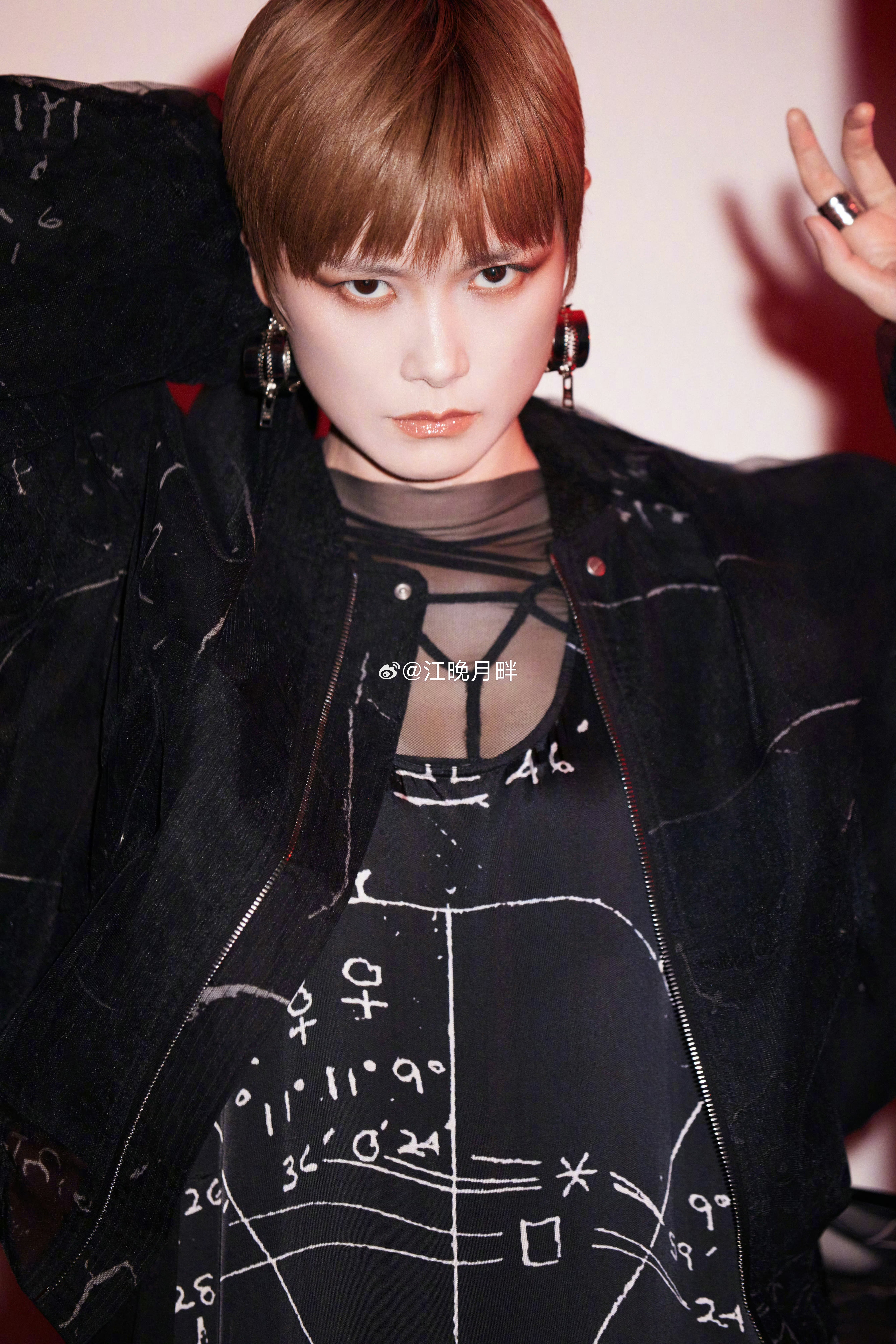 李宇春王菀之眼神并不清白就一个字酷！姐姐太美了啊谁不喜欢美女呢我有恋姐癖是李宇春