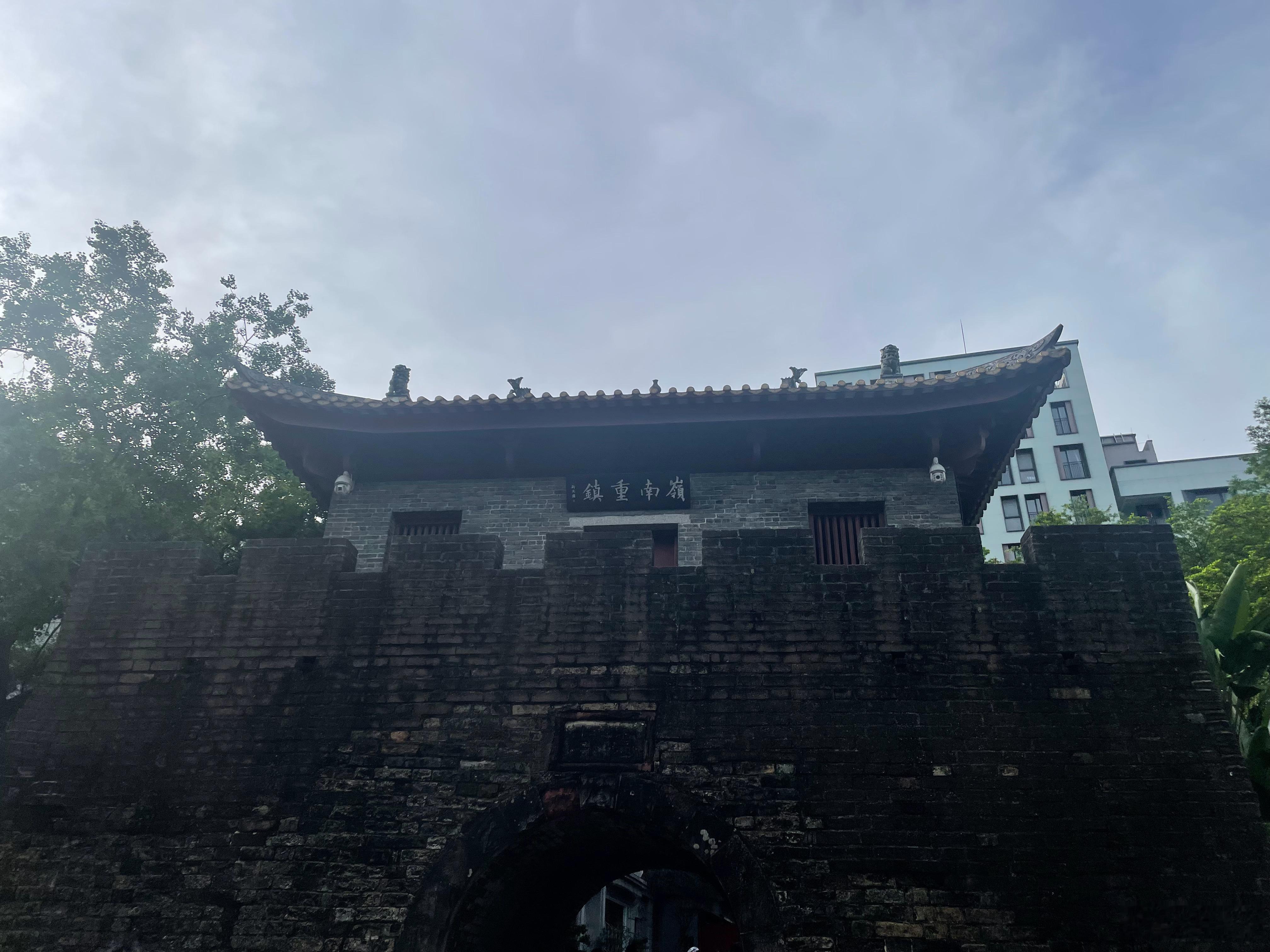大深圳有个古城，叫南头古城。那古城墙啊，都成残垣断壁了，不过里头保留着新安县衙等