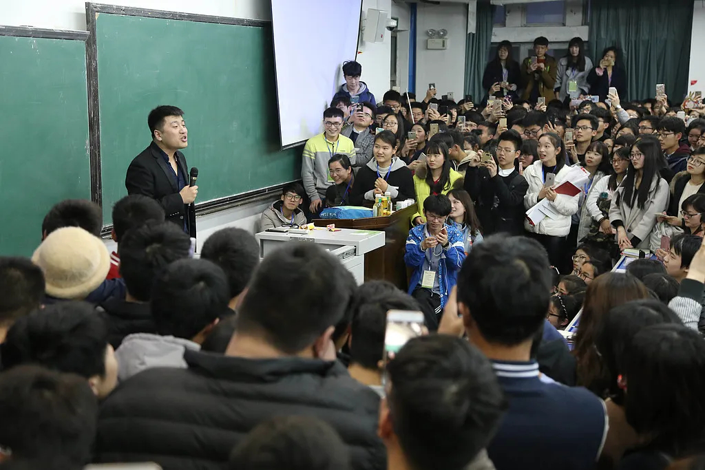 【张雪峰曾说如果选死法最希望猝死】张雪峰为何身家数亿却不敢停张雪峰，早就曾“预判