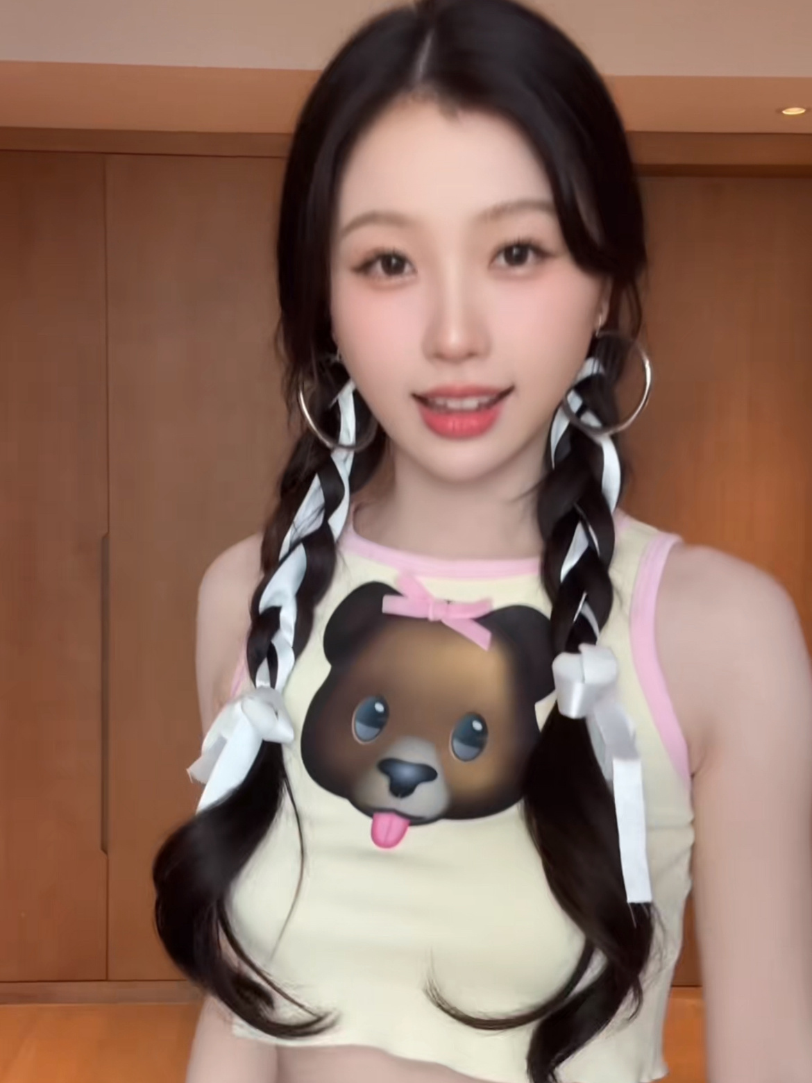 虞书欣跳ohmybaby手势舞 这个虞书欣太漂亮了[哇] 