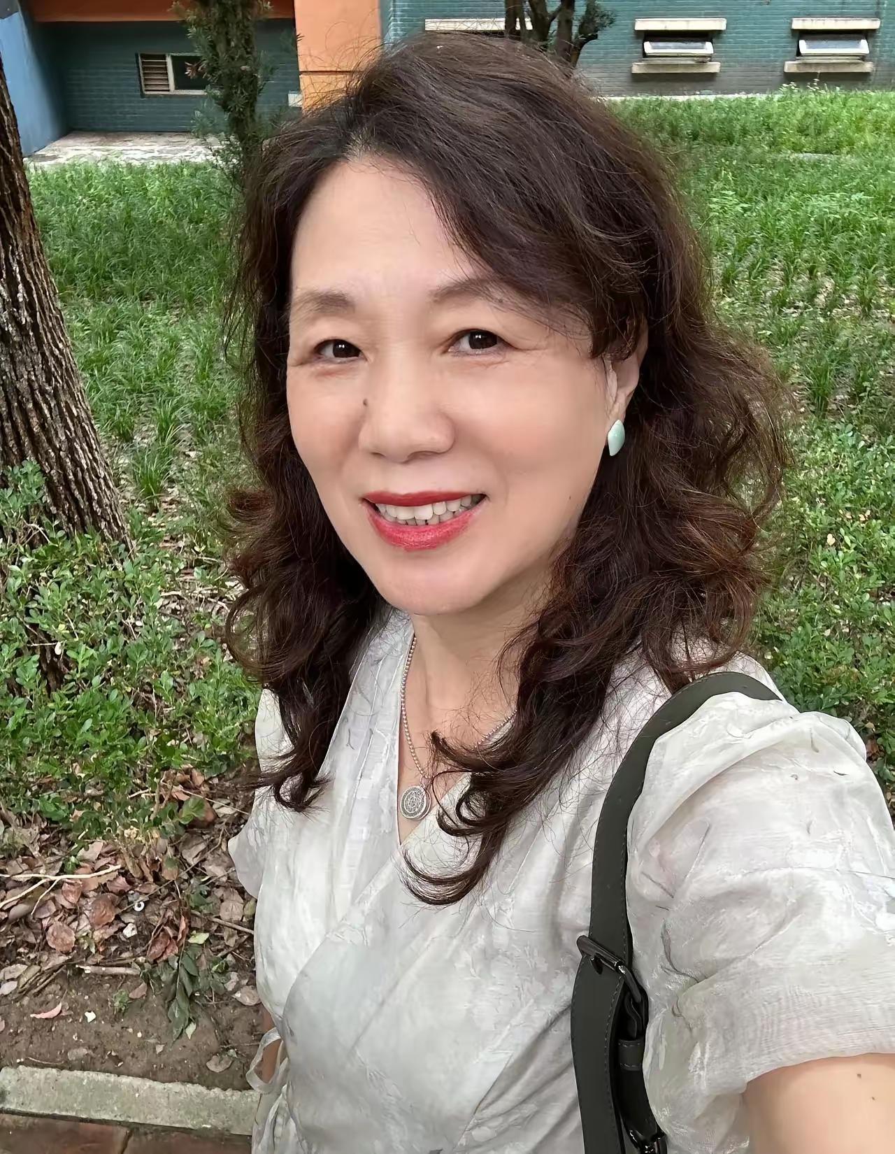 昨天晚饭桌上，我儿媳妇“哐当”把碗往桌上一墩，嗓门拔得老高：“你一个月三千七退休